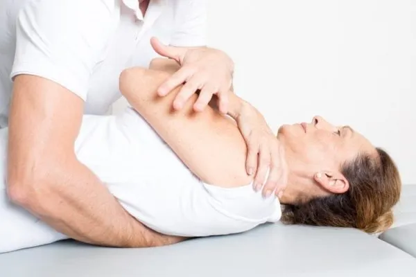 osteopatia manipolazione strutturale per mal di schiena alto