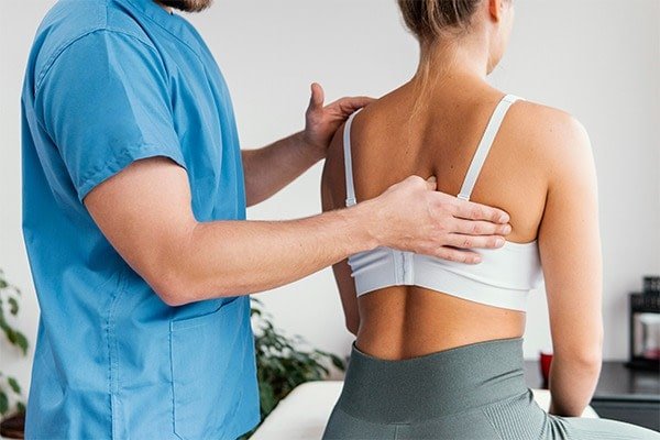 4 rimedi veloci per curare (e prevenire) uno strappo muscolare