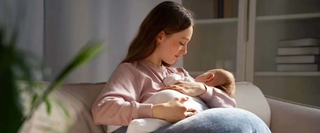 neo mamma che allatta al seno il suo bambino